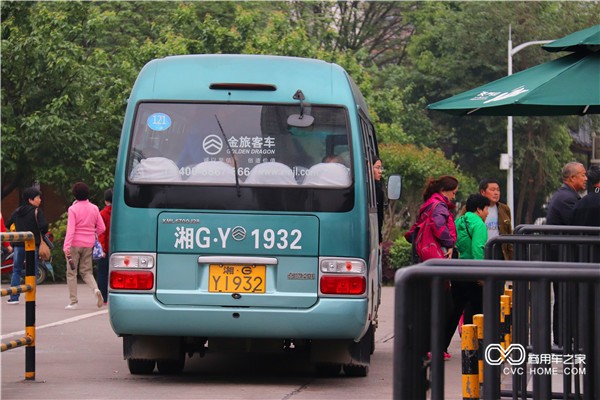 3_這些金旅考斯特承擔著天門山景區(qū)游客接送任務(wù).JPG